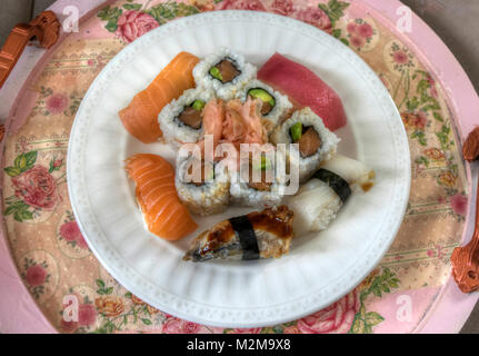 Una piastra con un paio di tipi differenti di sushi Foto Stock