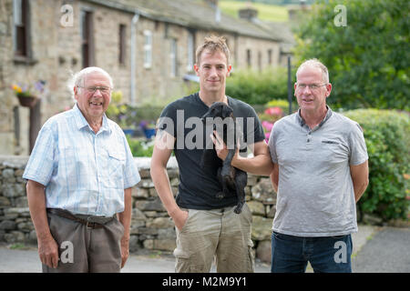 Foto di gruppo dei multi-generazionale famiglia, Yorkshire Dales, REGNO UNITO Foto Stock