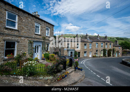 Riga della città storica case lungo carreggiata, Yorkshire Dales, REGNO UNITO Foto Stock