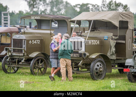 Gruppo di maschi maturi stand insieme a parlare accanto a due carrelli vintage, Masham, North Yorkshire, Regno Unito Foto Stock