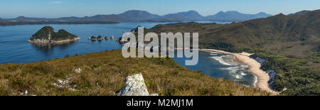 Vista da ovest Mt Milner, Porto Davey Panorama, Tasmania, Australia Foto Stock