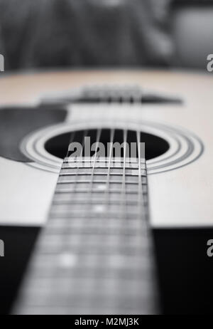 Dettaglio della chitarra closeup di FRET, fretboard, perni e spine a ponte, stringhe di sella, foro suono... Foto Stock