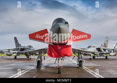 Moderno Royal Air Force - velivoli Eurofighter Typhoon con due Panavia Tornado GR4's dietro Foto Stock