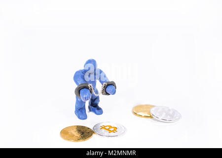Piccolo Blu figura in manette. Realizzato dal gioco in argilla. Isolato su sfondo bianco. Foto Stock