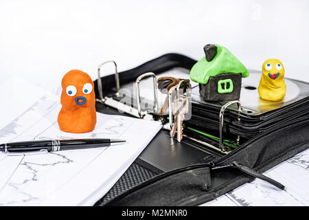 Acquisto di proprietà di astrazione. Documenti in caso con alcune figure astratte realizzato dal gioco in argilla. Foto Stock