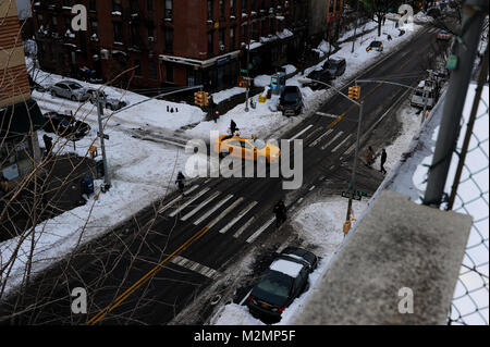 A New York City taxi visto da sopra nella città di East Village quartiere. Foto Stock