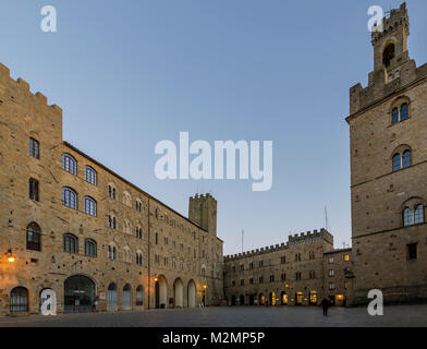 Palazzo Pretorio e Torre del Porcellino, Piazza dei Priori in un momento tranquillo della serata, Volterra, Pisa, Toscana, Italia Foto Stock