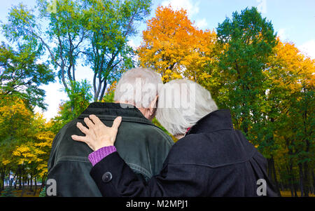 Amorevole Coppia matura in una passeggiata nel parco in autunno Foto Stock