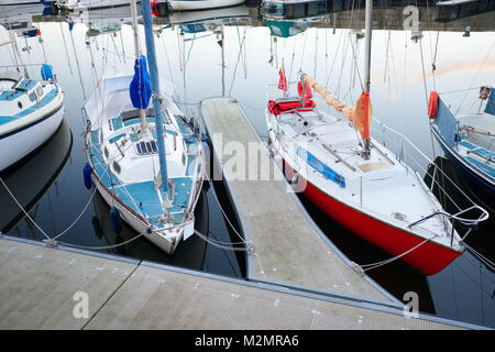 Barche a marina protetta ormeggiate barche ancorate Foto Stock