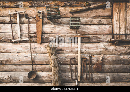 Collezione vintage di rusty strumenti visualizzati su un vecchio sfondo di legno. Tonica immagine. Foto Stock