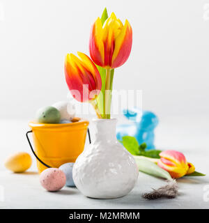 Composizione di pasqua con molla i tulipani Foto Stock