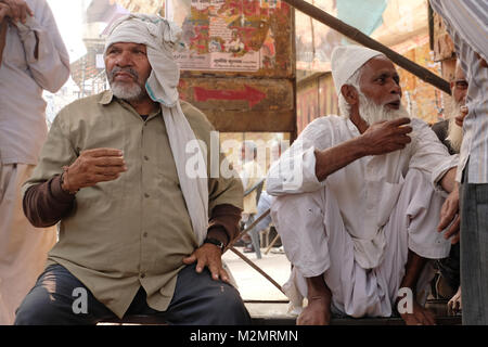 Due indiani uomini musulmani seduti a un chai (TEA) stallo, in India Foto Stock