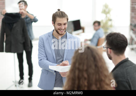 Il successo del team di progettisti che lavorano in ufficio. Foto Stock