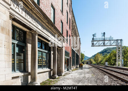 Thurmond, Stati Uniti d'America - 19 Ottobre 2017: abbandonati chiuso retro vintage edificio con la Banca nazionale sign in West Virginia città fantasma village, Ferrovia Foto Stock