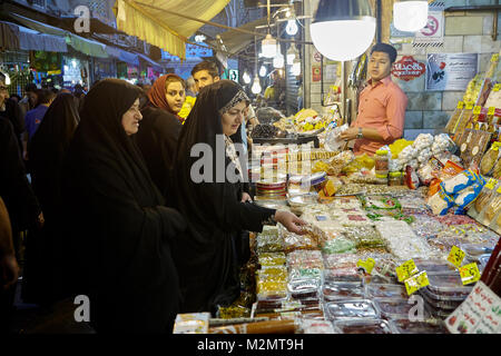 Tehran, Iran - 27 Aprile 2017: le donne iraniane in hijab acquistare dolci nel mercato. Foto Stock