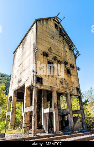 Abbandonato retro vintage carico di calcestruzzo terminale ricevente esterno dell'edificio in Thurmond, West Virginia città fantasma con una struttura di decadimento pareti, win Foto Stock