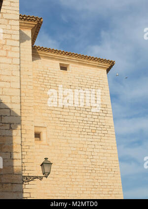 Il miele-colored stone house, via la luce e due uccelli nel centro di Mallorca, Binissalem, isole Baleari, Spagna. Foto Stock