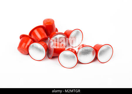 Caffè capsule in plastica cialde isolati su sfondo bianco Foto Stock