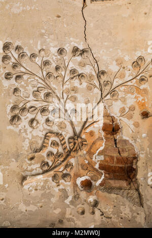 Interno dell antico borgo medioevale di stampaggio di argilla e pittura in forma di fiori in stile barocco su fatiscenti soffitto marrone con crepe di antico tedesco Foto Stock