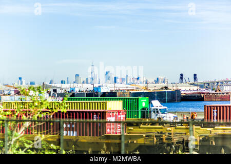 Elizabeth, Stati Uniti d'America - 27 Ottobre 2017: fabbrica industriale in New Jersey con TTX provider Società di vagoni ferroviari e nolo auto Servizi di gestione, nella rampa Foto Stock