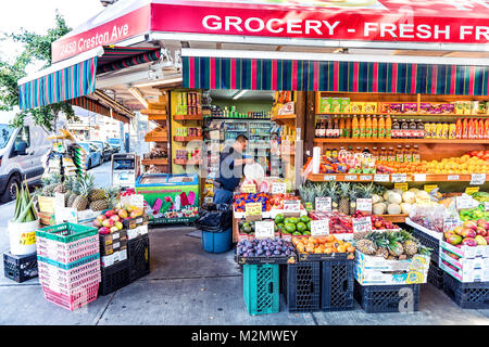 Bronx, Stati Uniti d'America - 28 Ottobre 2017: economici frutta ortaggi stand alimentari mercato display negozio vendita display in altezze di Fordham center di New York City, NYC, drogheria Foto Stock