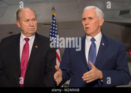 Vice Presidente Mike Pence parla nel corso di una conferenza stampa accompagnata da Alaska Gov. Bill Walker a base comune Elmendorf-Richardson, Alaska, Febbraio 5, 2018. Durante la visita, Pence incontrato con i senior leader militari per discutere le capacità militari, i sistemi di difesa antimissile e Alaska di importanza strategica per la difesa nazionale della nazione. (U.S. Air Force foto di Senior Airman Valerie Halbert) Foto Stock