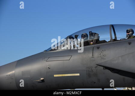 Il Mag. Wade Maulsby, 334 Fighter Squadron pilota, e 1Lt. Mathew Clutts, 334 FS sistemi di armamenti operatore, taxi prima del volo in un F-15E Strike Eagle, Febbraio 5, 2018 presso Seymour Johnson Air Force Base in North Carolina. Maulsby è il combattimento aereo il comando candidato per il colonnello James Jabara Award per Airmanship, un premio riservato a un U.S. Air Force Academy laureato i cui risultati dimostrano prestazioni superiori nei settori direttamente coinvolti con veicoli aerospaziali. (U.S. Air Force foto di Airman 1. Classe Kenneth Boyton) Foto Stock