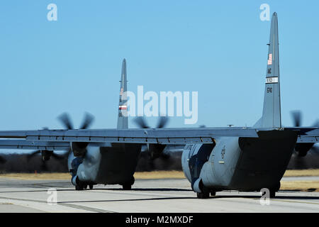 Stati Uniti Air Force C-130J Super Hercules assegnato al 317Airlift Wing e xix Airlift Wing a Little Rock Air Force Base, Ark. pronti per il decollo a Dyess Air Force Base in Texas, Gennaio 30, 2018. Little Rock AFB ha partecipato alla preparazione operativa esercizio 18-01 che soddisfa gli obiettivi di mobilità in aria di comando piena disponibilità dello spettro. (U.S. Air Force foto di Airman 1. Classe Emily Copeland) Foto Stock