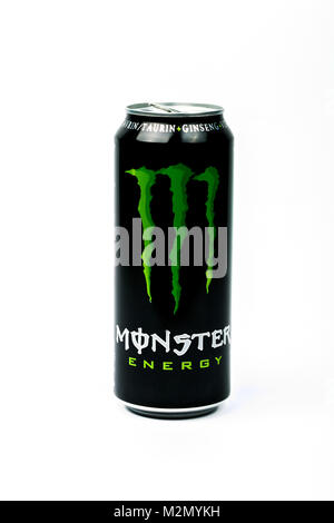 Trieste, Italia - 19 agosto 2016: una lattina di Monster Energy Drink. Introdotto nel 2002 Monster ha ora più di trenta diverse bevande con alta una caffeina cont Foto Stock