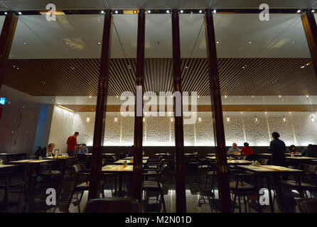 L'elegante sala da pranzo presso l'Wing - First Class Lounge di Cathay Pacific (CX), l'Aeroporto Internazionale di Hong Kong HKG CN Foto Stock