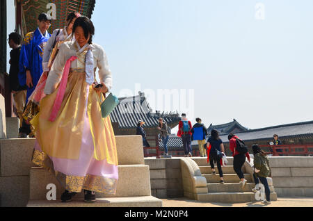 Passeggiate turistiche intorno al Palazzo Gyeongbokgung alcuni indossando il tradizionale sud coreano abiti. Foto Stock