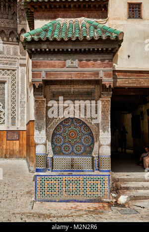 Decorato a mosaico Nejjarine fontana nella medina di Fez, Marocco, Africa Foto Stock