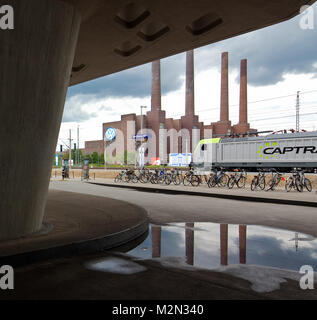 Wolfsburg Wissenschaftsmuseum PHAENO Untergeschoss Teilansicht 2001-2005 von Zaha Hadid in der Mitte VW-Kraftwerk rechts Elektrolok 187 012 Foto Stock