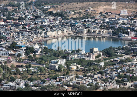Vista aerea di Pushkar e il suo lago santo da Savitri Mata, Pushkar, Rajasthan, India Foto Stock