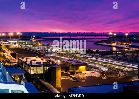 Purpureo tramonto sopra il porto di Helsinki, la capitale della Finlandia, dalla parte superiore di uno dei suoi traghetti Foto Stock