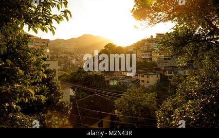 Favela al tramonto a Rio de Janeiro in Brasile Foto Stock