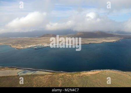 La Graciosa island è un'isola vulcanica nelle isole Canarie di Spagna appena a nord di Lanzarote. Essa è parte dell'Arcipelago Chinijo parco naturale. Foto Stock