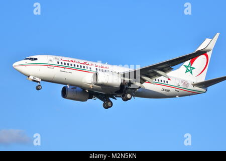 Royal Air Maroc Boeing 737 CN-RNM atterraggio all'Aeroporto Heathrow di Londra, Regno Unito Foto Stock