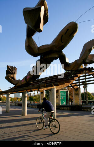 Barcellona, in Catalogna, Spagna - La gamba o il gamberetto di Mariscal è una scultura di Javier Mariscal sulla struttura di un vecchio ristorante in Moll de Foto Stock