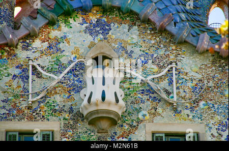 Barcellona, in Catalogna, Spagna - La facciata di Antoni Gaudi costruire la Casa Batllo sul Passeig de Gracia, Barcellona Foto Stock