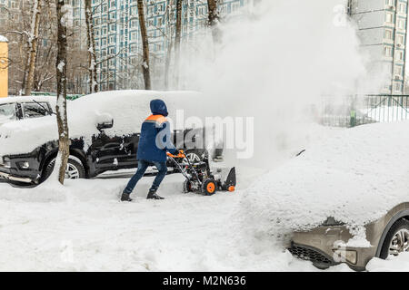 Pulizia di cantiere dopo la grande nevicata Foto Stock