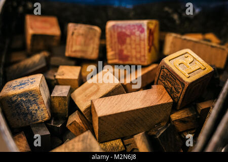 Vecchio cubi di legno con lettere nella casella Foto Stock