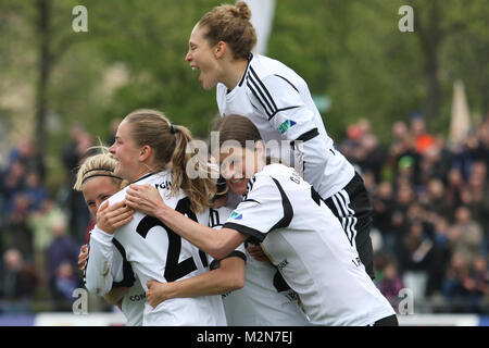 Spielerinnen des 1. FFC Frankfurt beim Torjubel Foto Stock