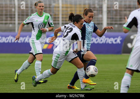 Von links: Alexandra Popp (VfL Wolfsburg), Nadine Keßler (VfL Wolfsburg) und Julia Arnold (FF USV Jena) Foto Stock