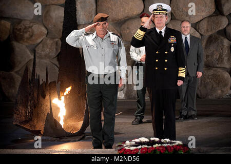 100215-N-0696M-146 Lt. Gen. Gabi Ashkenazi, capo della difesa militari israeliani Navy Adm. Mike Mullen, presidente del Comune di capi del personale presente una corona di fiori alla fiamma eterna a Yad Ve Shem Museo commemorativo di Holocaust in Gerusalemme nel febbraio 15, 2010. Mullen è su un tour di una settimana della regione visitando con i principali partner e alleati. (DoD foto di comunicazione di massa Specialist 1a classe Ciad J. McNeeley/RILASCIATO) Presidente del Comune di capi di Stato Maggiore, Israeliano Capo della difesa a Yad Ve Shem Museo commemorativo di Holocaust da EUCOM Foto Stock