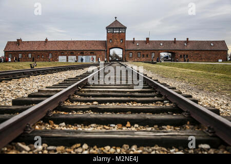 OSWIECIM, Polonia - 27 gennaio 2016: la porta della morte dell ex nazista tedesco e di concentrazione del campo di sterminio di Auschwitz Birkenau II . Foto Stock