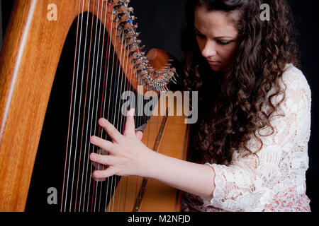 Arpista irlandese Michelle Mulcahy suonare l'arpa Foto Stock