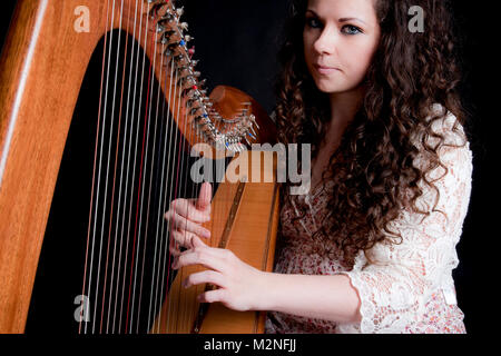 Arpista irlandese Michelle Mulcahy suonare l'arpa Foto Stock