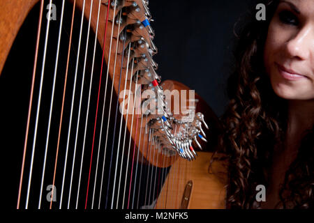 Arpista irlandese Michelle Mulcahy suonare l'arpa Foto Stock