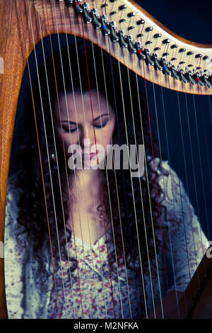 Arpista irlandese Michelle Mulcahy suonare l'arpa Foto Stock